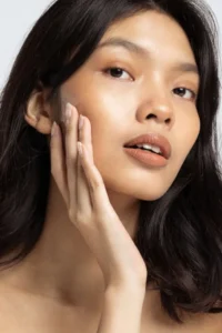 Application d’un soin hydratant Hodygé sur le visage pour peau sèche et déshydratée