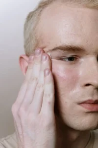 Homme appliquant un soin visage Hodygé pour apaiser une peau sèche et déshydratée