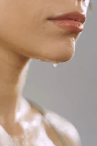 Hydratation intense du visage et du cou pour peau sèche et corps déshydratés avec Hodygé