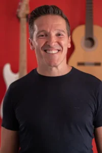 Professeur de musique encadrant un stage enfant été à Montpellier – Music Group Academy