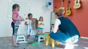 Éveil musical pour jeunes enfants durant un stage d’été à Montpellier avec Music Group Academy
