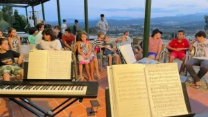 Atelier musical en groupe pour enfants pendant un stage d’été à Montpellier organisé par Music Group Academy