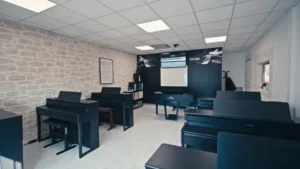 Salle de cours équipée de pianos pour stage musique enfant à Montpellier (34)