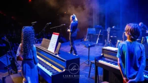 Cours de musique sur scène pour enfants lors d’un stage d’été à Montpellier avec Music Group Academy