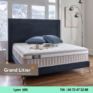 tête de lit et matelas dans une chambre