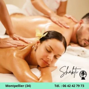 Couple en séance de massage duo et logo de Shakti 34