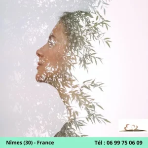 visage d'une femme en feuillage